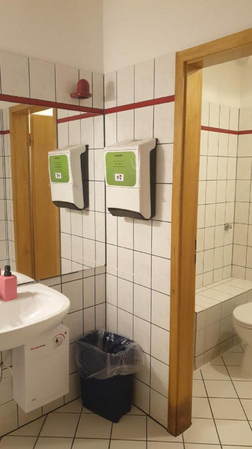 Isas Hostel Берлин Екстериор снимка